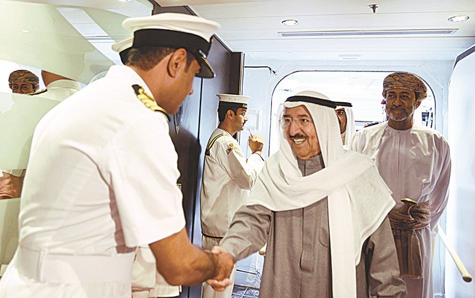 ... ومصافحاً قائد اليخت