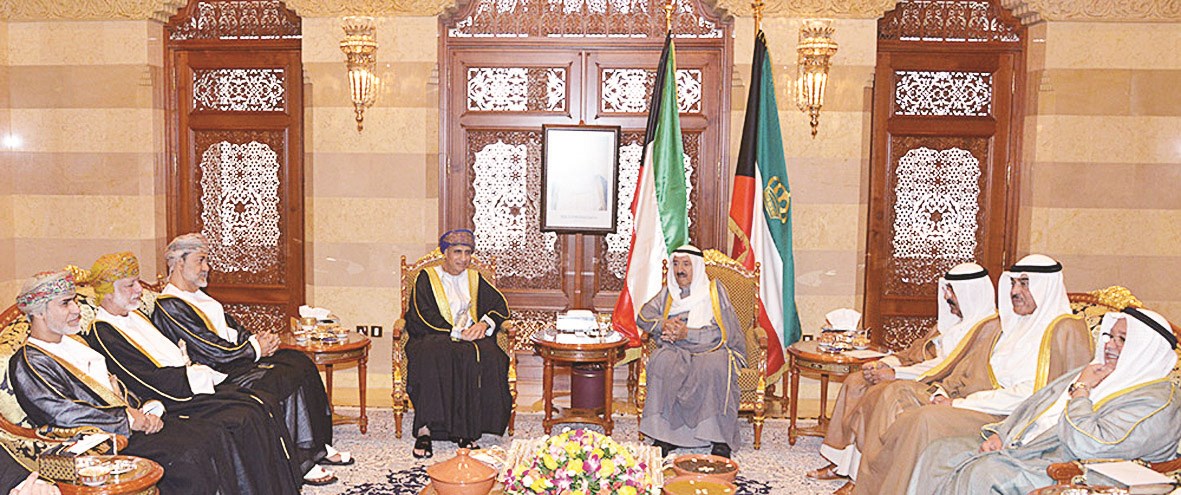 صاحب السمو مستقبلاً فهد بن محمود وهيثم بن طارق ويوسف بن علوي وكبار مسؤولي الحكومة بحضور مشعل الأحمد وصباح الخالد وعلي الجراح