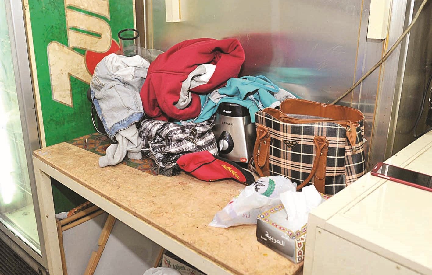 تبديل الملابس في المقهى