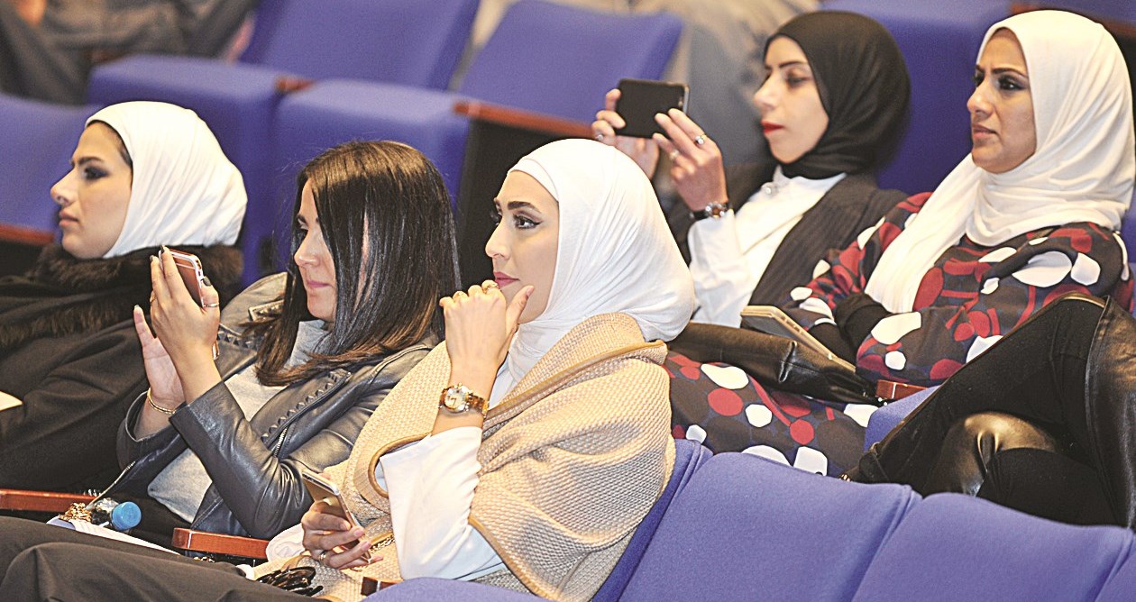 استماع وانصات الجمهور للندوة