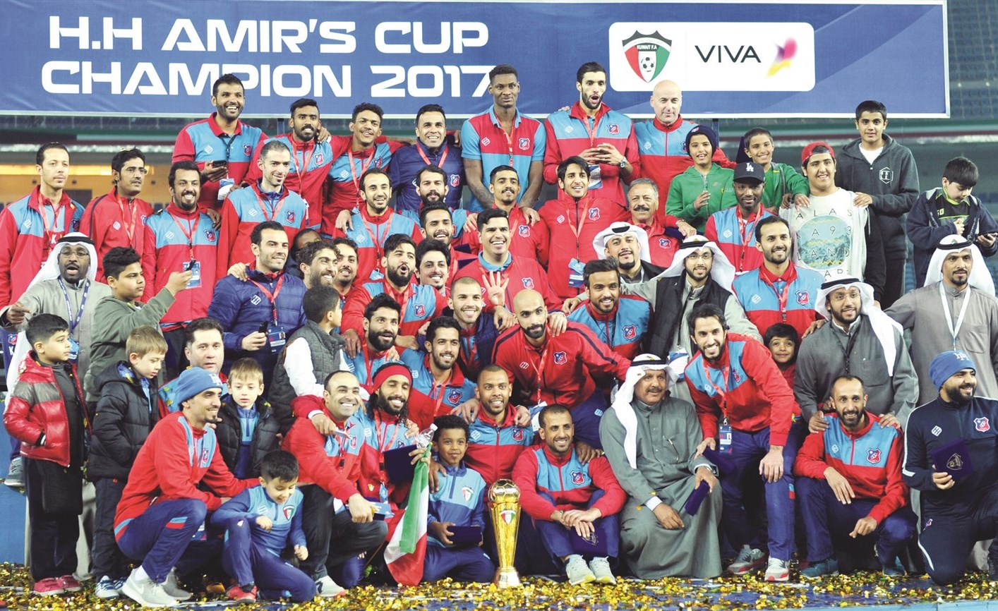 لاعبو وإداريو «الكويت» يحتفلون بـ «أغلى الكؤوس» (تصوير جاسم بارون)