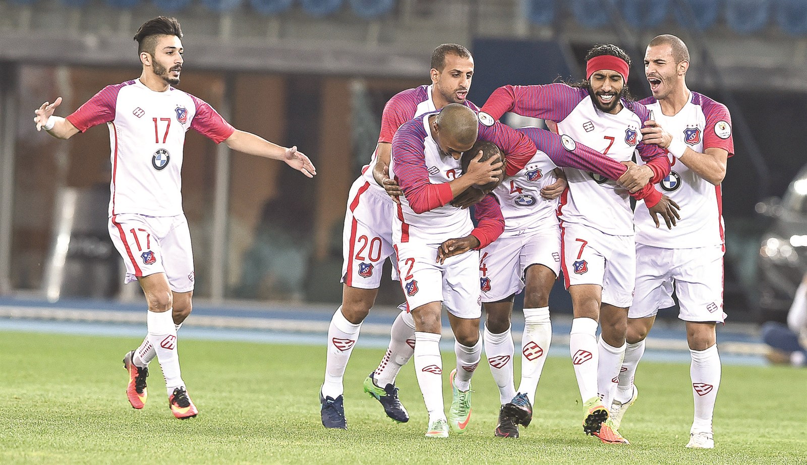 احتفال لاعبي «الكويت» بهدف جمعة سعيد