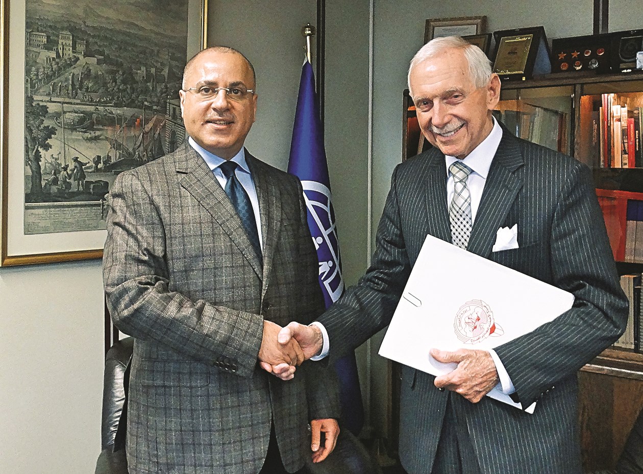 الغنيم يسلم رسالة سمو الأمير لسوينغ