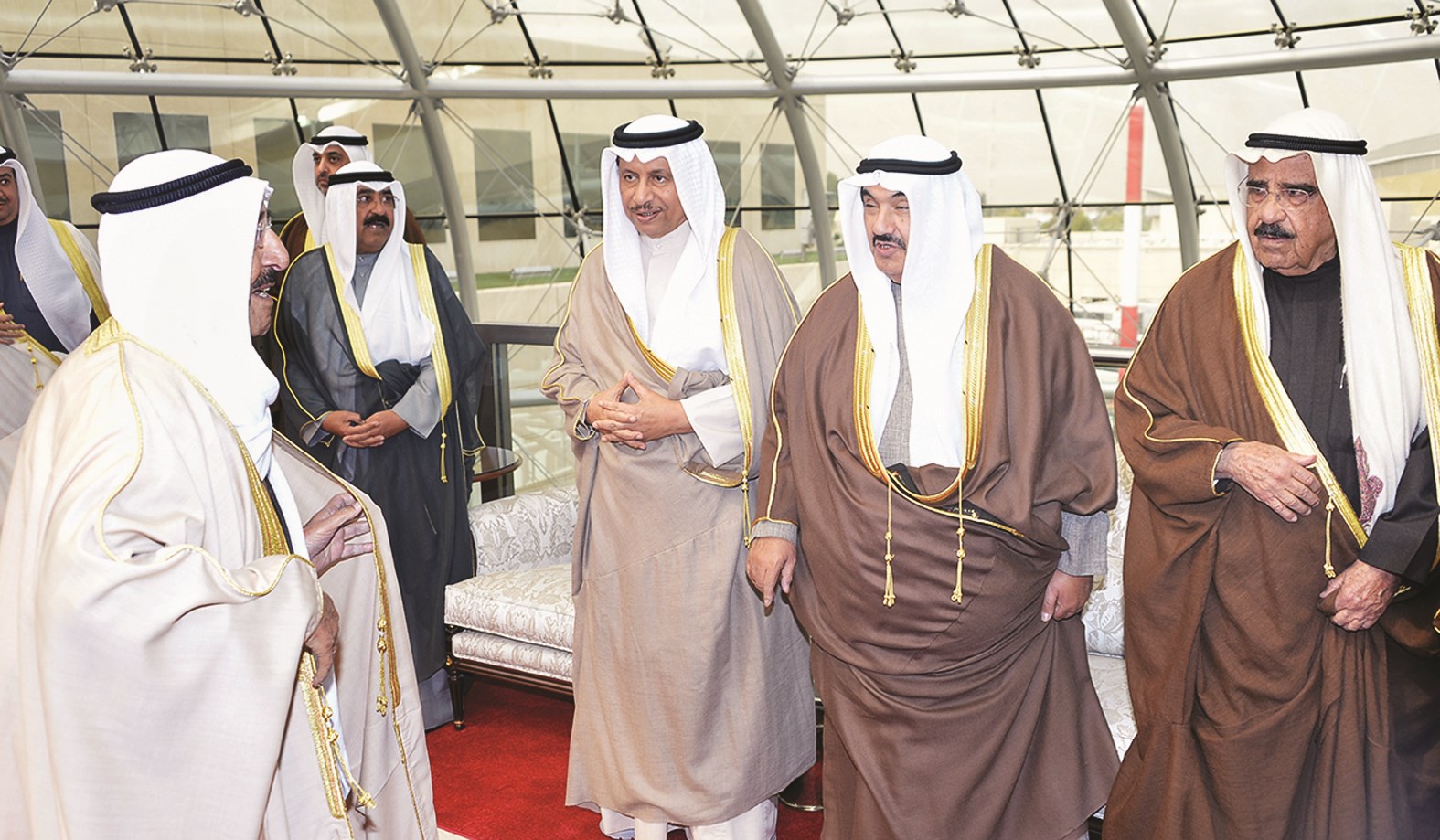 صاحب السمو وفي استقباله جابر العبدالله وفيصل السعود وناصر المحمد وجابر المبارك