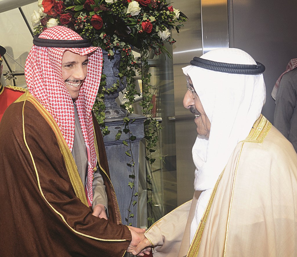 ... ومصافحاً مرزوق الغانم