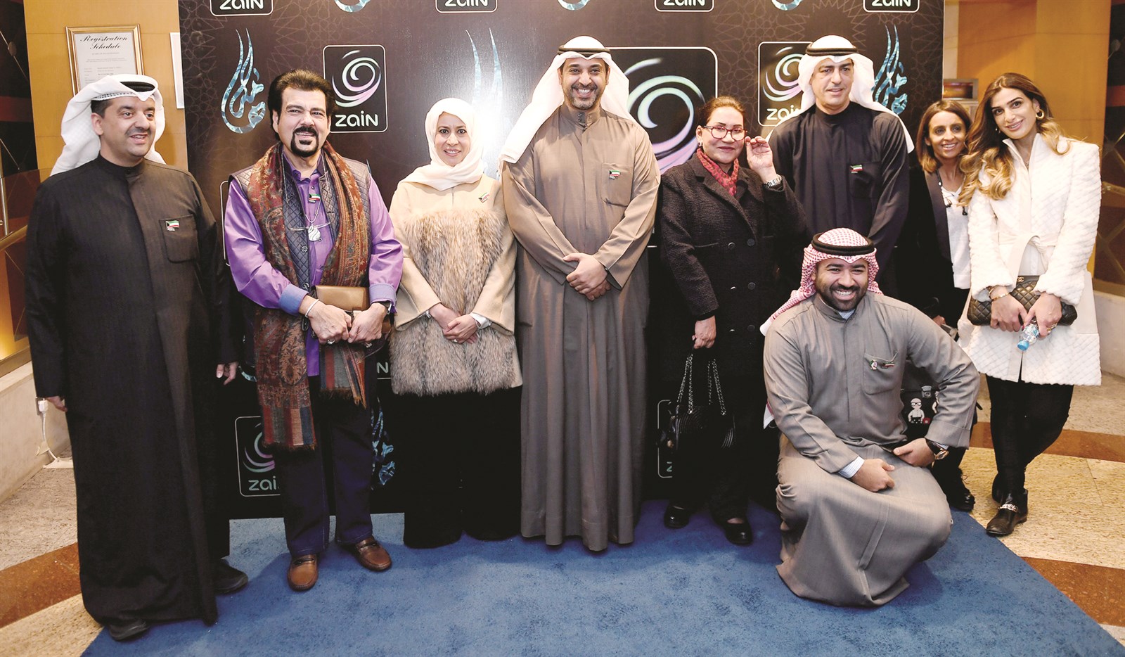 محمد العبدالله وسعاد عبدالله وسليمان القصار يتوسطون قيادات «زين» وأبطال الفيلم