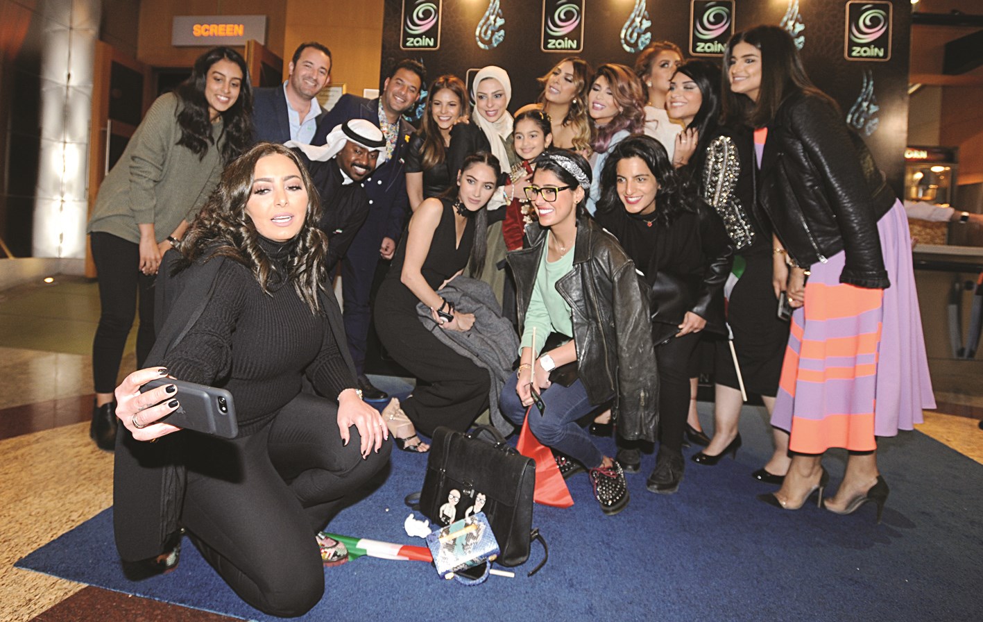 فاطمة الصفي... و«سلفي» مع نجوم العمل