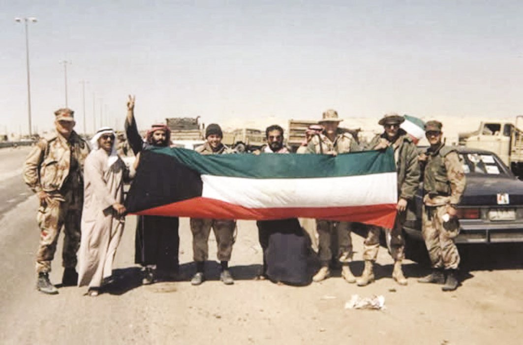 مواطنون مع جنود من التحالف الدولي وفرحة التحرير