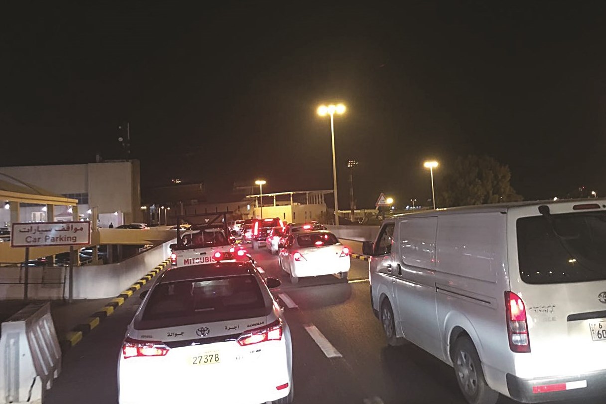 ... وزحام السيارات في الليل امتد إلى مدخل المطار