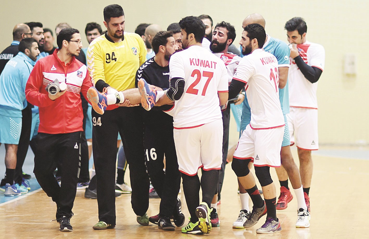 u0644u0627u0639u0628u0648 u00abu0627u0644u0643u0648u064au062au00bb u064au062du0645u0644u0648u0646 u0632u0645u064au0644u0647u0645 u0645u062du0645u062f u0627u0644u063au0631u0628u0644u0644u064a u0628u0639u062f u062au0639u0631u0636u0647 u0644u0644u0625u0635u0627u0628u0629 (u062au0635u0648u064au0631 u062cu0627u0633u0645 u0628u0627u0631u0648u0646)