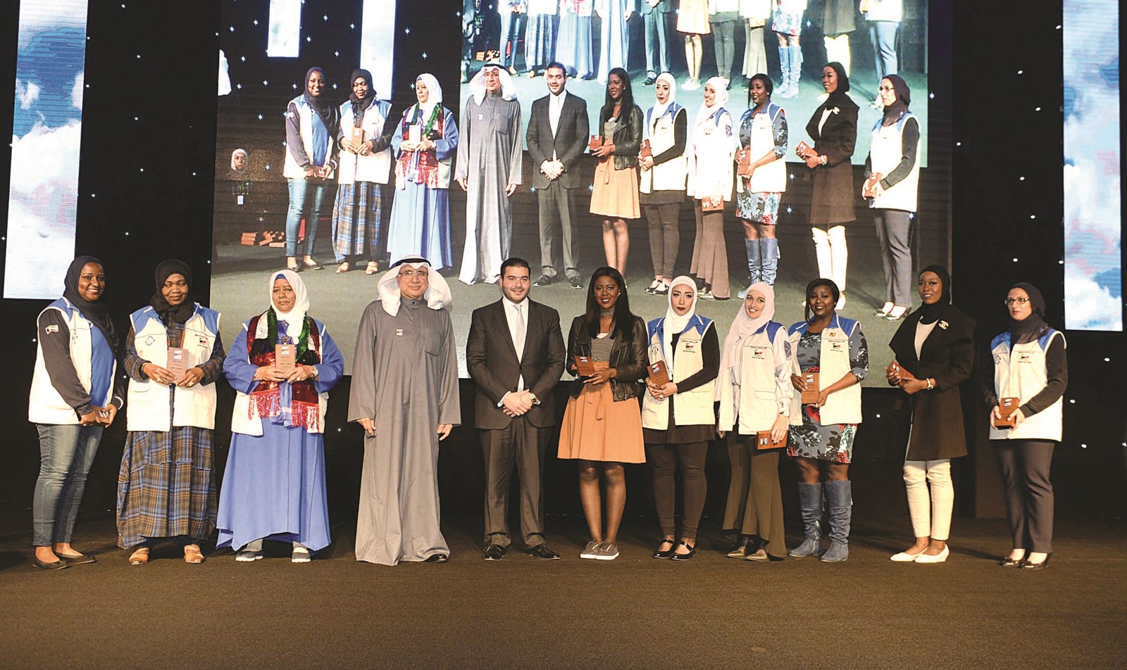 الفارسي متوسطاً عدداً من المشاركات