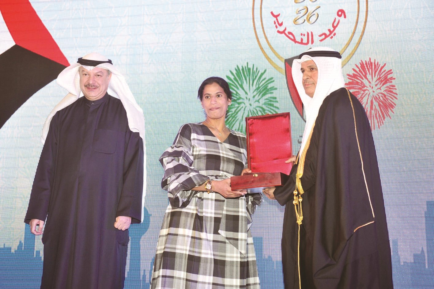 وتكريم موظفة