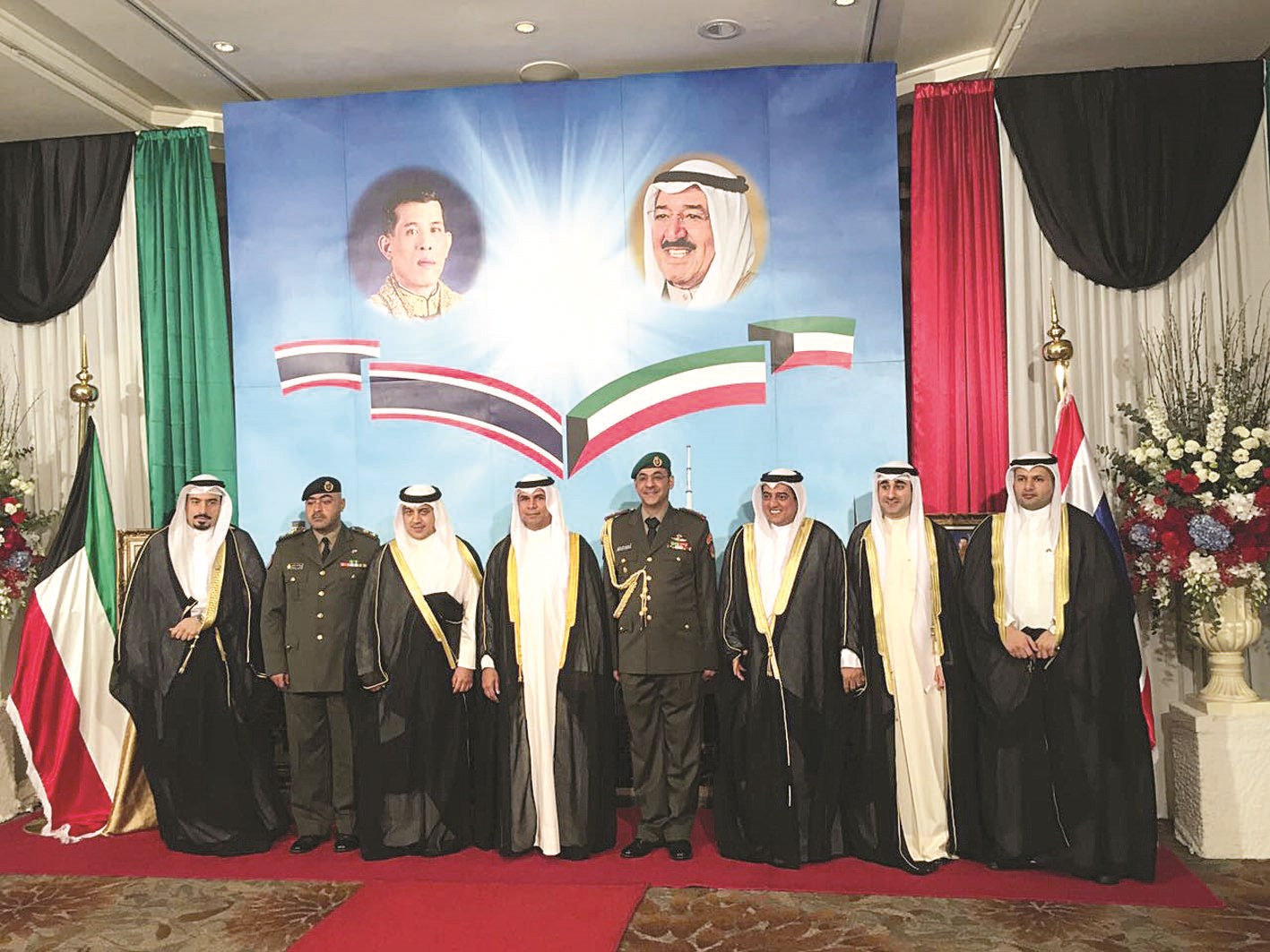 عبدالله الشرهان وعبدالعزيز النكاس يتوسطان الحضور في حفل السفارة في تايلند