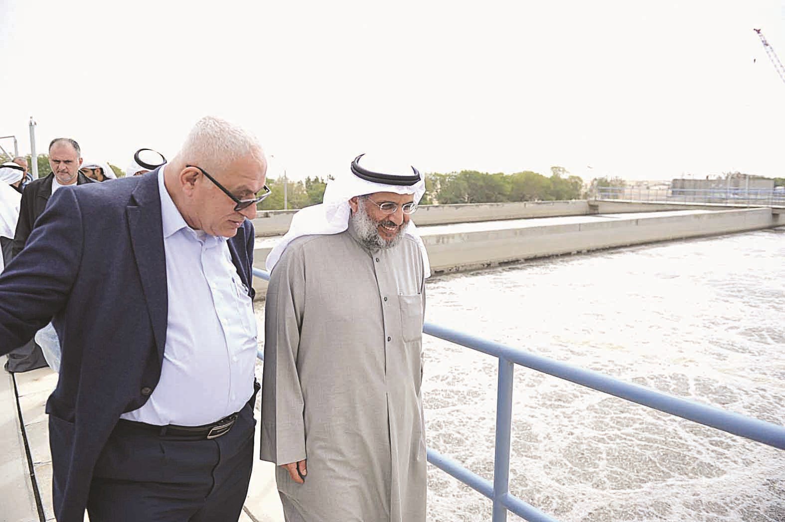 المطوع يستمع لشرح عن عمل محطة الصليبية لمعالجة المياه