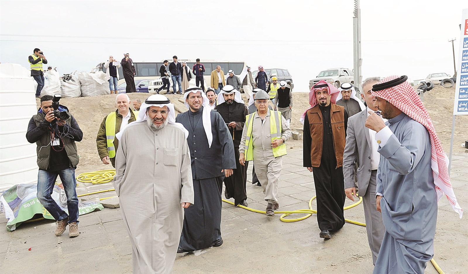 وزير الأشغال العامة ومرافقوه لدى وصولهم إلى منطقة إرحية