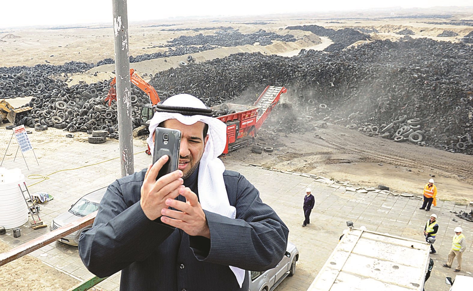 عبدالله الأحمد... و«سيلفي» مع أعمال تقطيع الإطارات