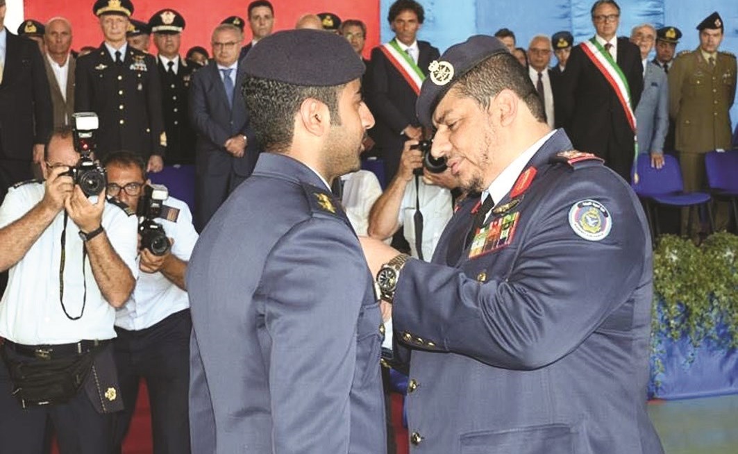 ... ويقلد أحد الطيارين وساماً