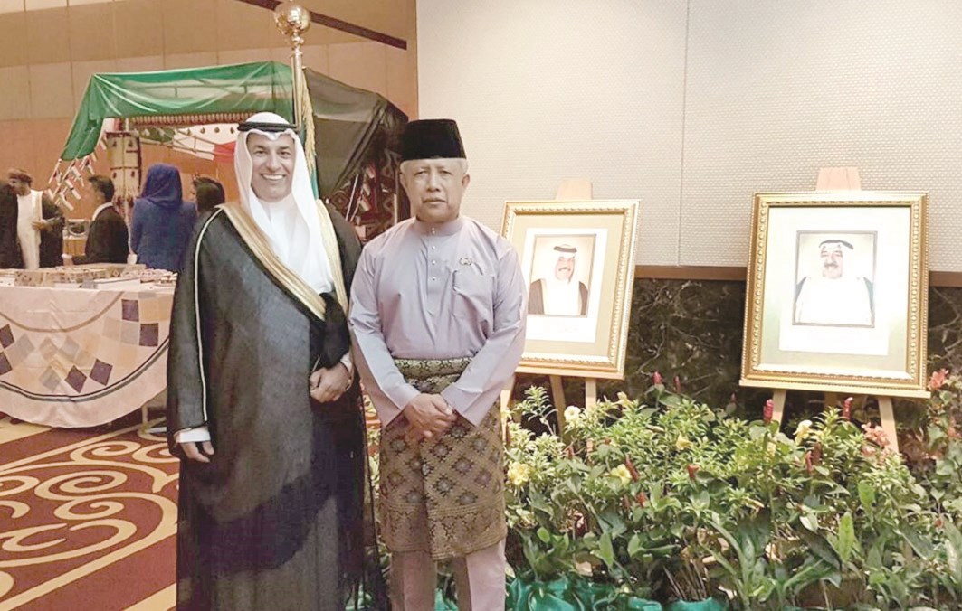ممثل حكومة بروناي مع سفير الكويت في الاحتفالية