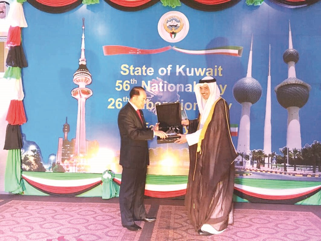 هدية من سفير الكويت إلى ممثل الحكومة الكمبودية في الحفل