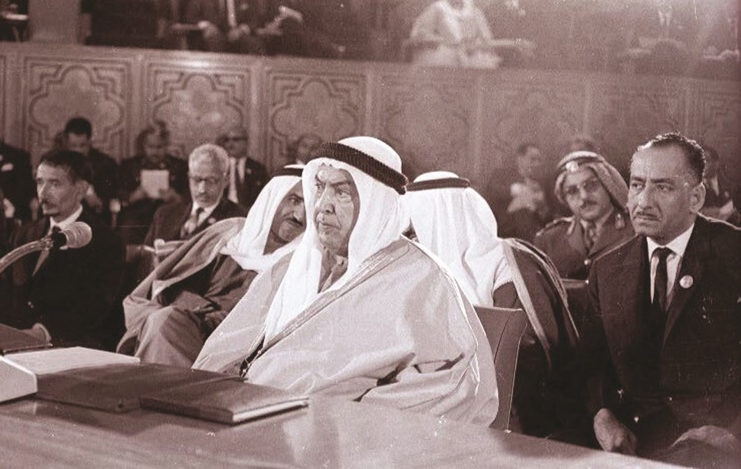 صورة للشيخ عبدالله السالم ويبدو سمو الأمير الشيخ صباح الأحمد