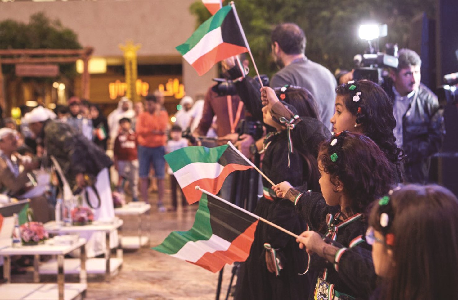 أعلام الكويت ترفرف بأيدي المشاركين في مهرجان «كويتي ويحتفل بداره»