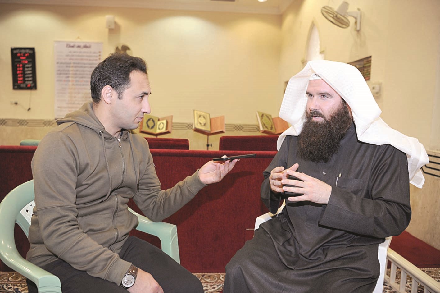 عبدالرحيم مكارثي متحدثاً إلى الزميل أحمد زكريا (تصوير طارق عز الدين)