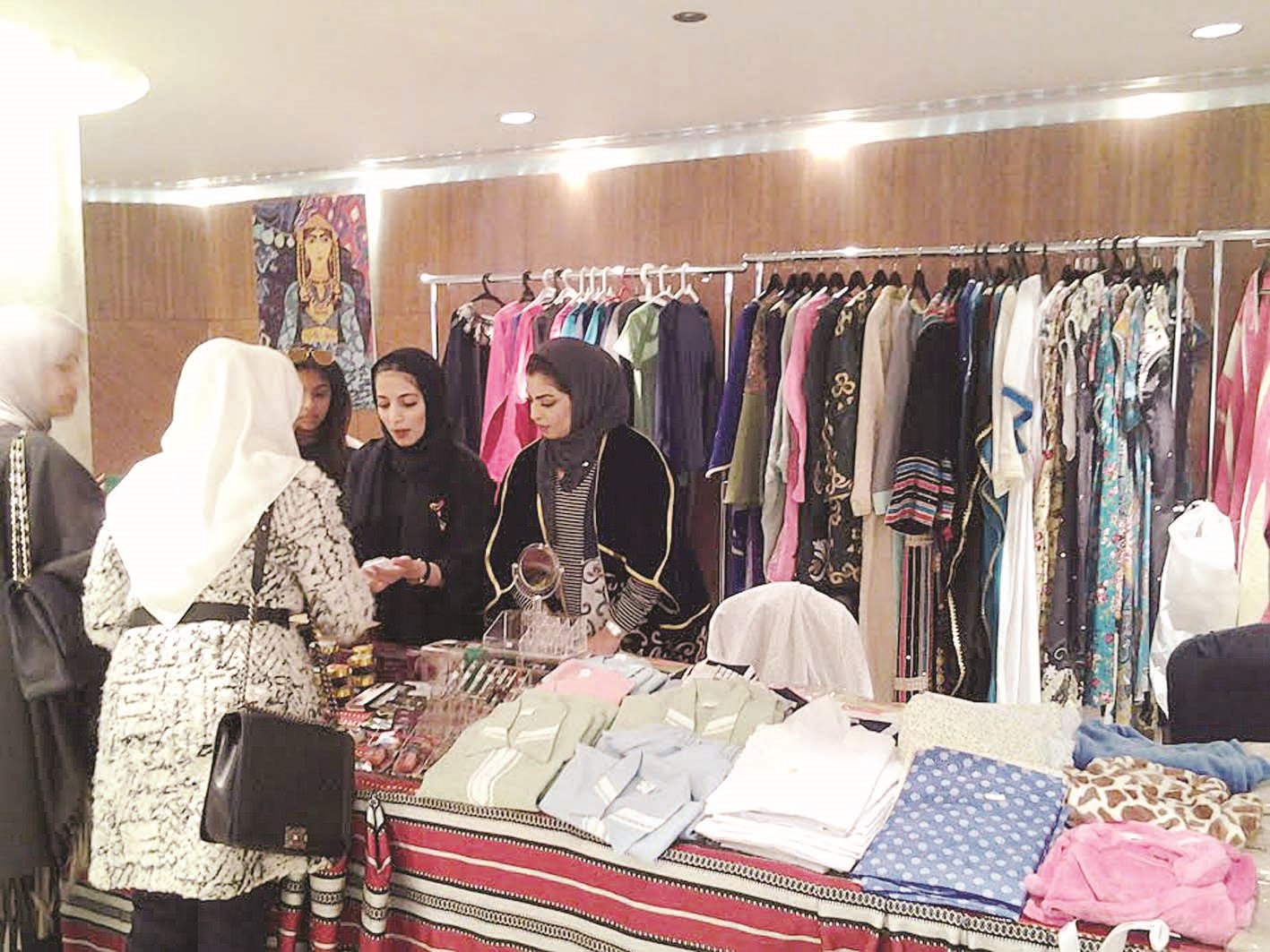 إقبال كبير على السوق الخيري