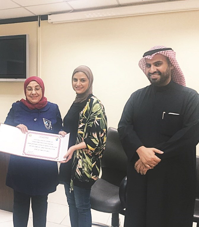 تكريم إحدى الموظفات