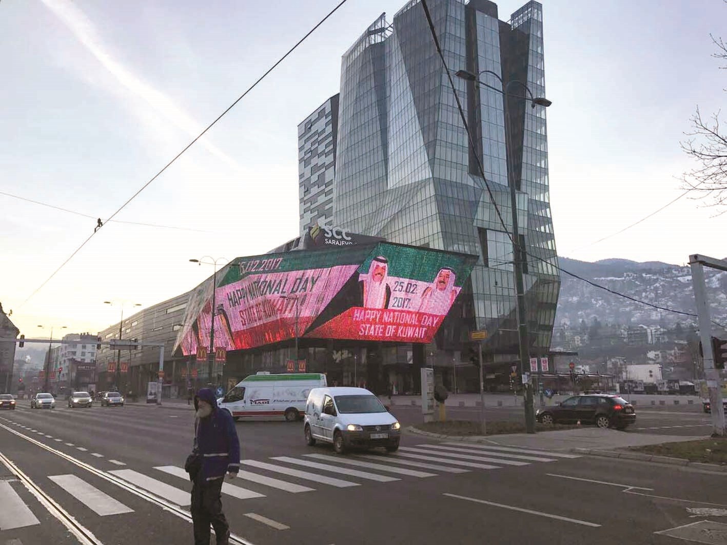 صورة الأمير وولي العهد وعلم الكويت في أحد شوارع سراييفو