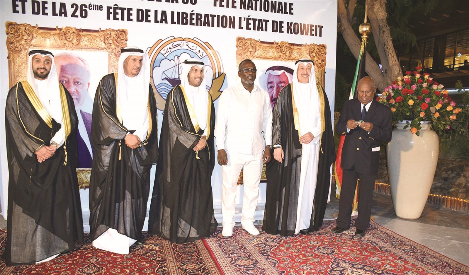 ممثل حكومة جيبوتي يتوسط أعضاء السفارة في الحفل