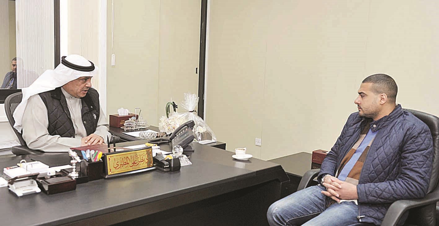 المطيري متحدثاً إلى الزميل إبراهيم موسى