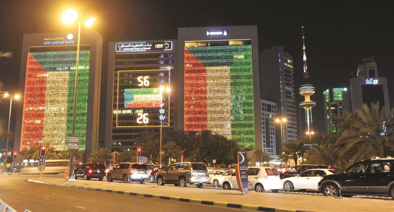 برج التحرير ومباني البنوك مضاءة بألوان العلم الوطني   (تصوير سعد هنداوي)