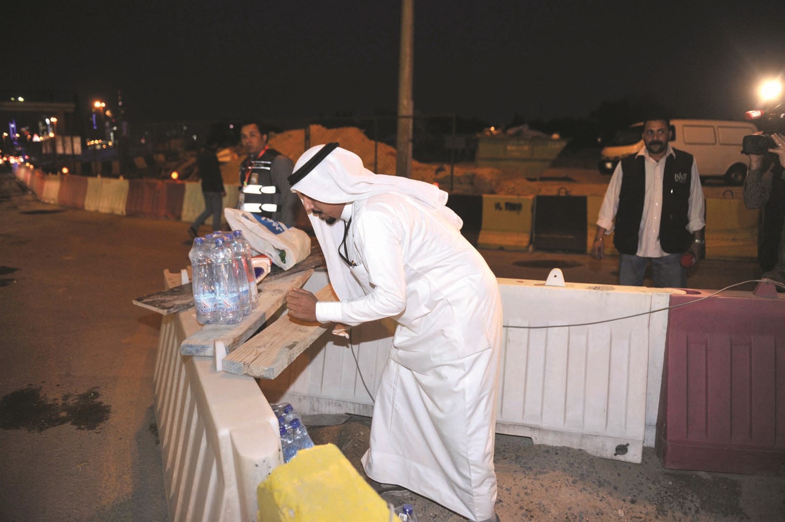 زيد العنزي يرصد مخزناً في الشارع