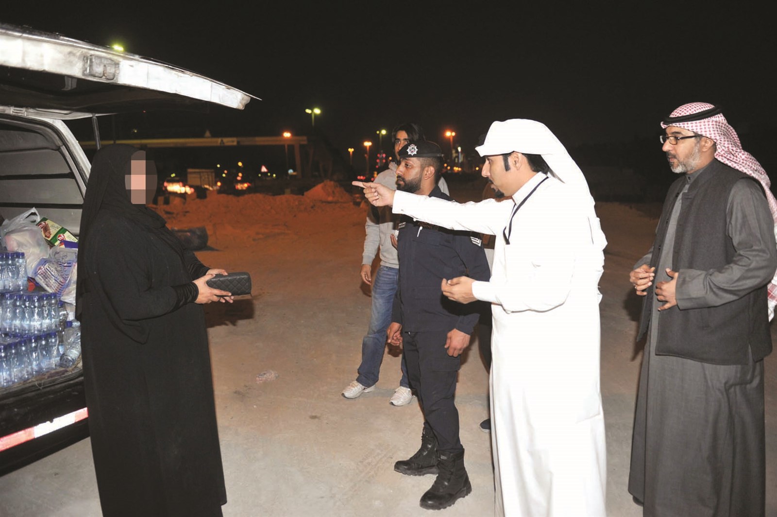 امرأة تبيع المياه بشكل مخالف