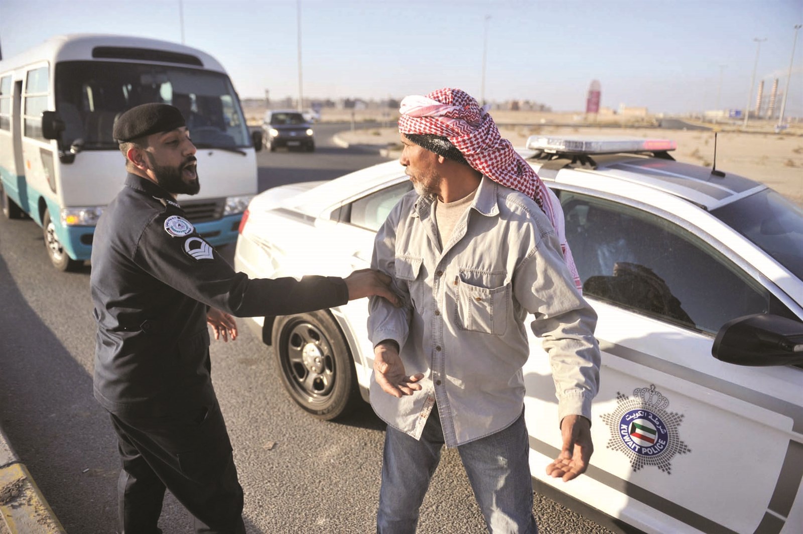 u0639u0627u0645u0644 u0645u062eu0627u0644u0641 u0641u064a u0642u0628u0636u0629 u0631u062cu0627u0644 u0627u0644u0623u0645u0646 (u062au0635u0648u064au0631 u0646u0648u0631 u0647u0646u062fu0627u0648u064a)