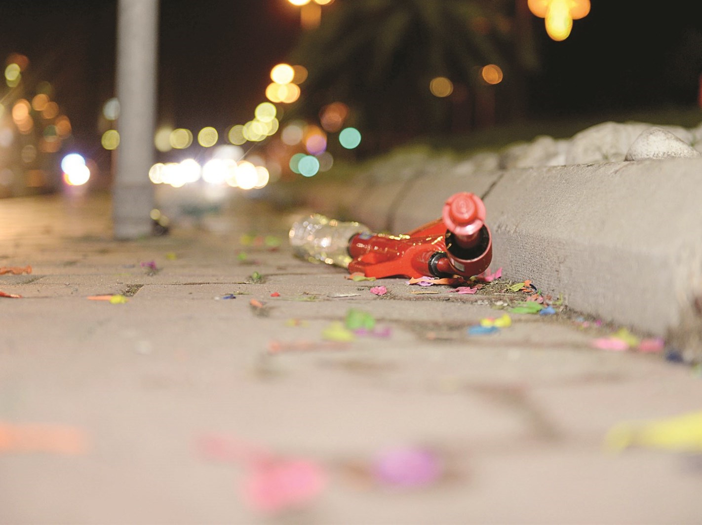 بقايا سلاح مائي معطوب على الأرض