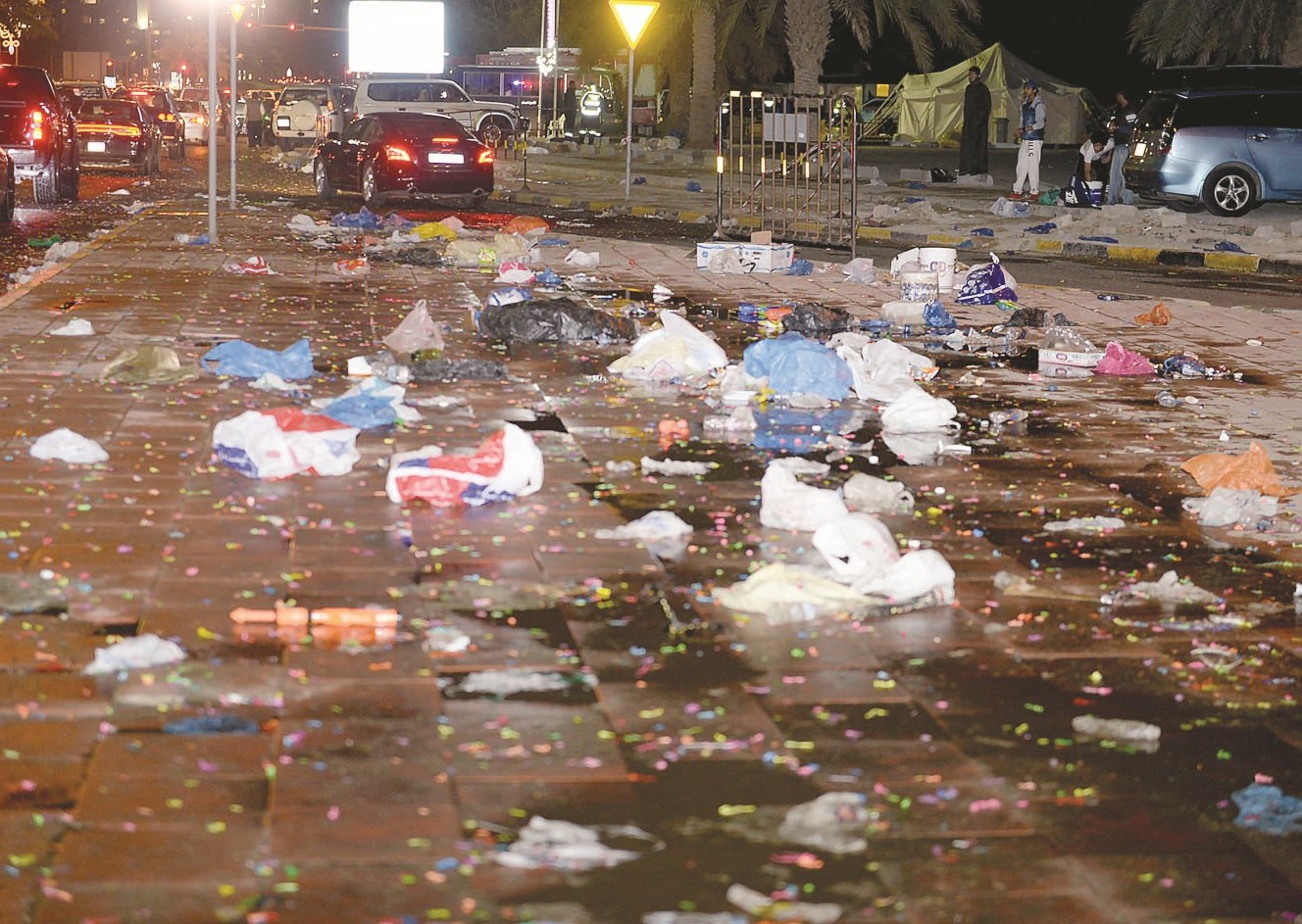 نفايات غطّت أرصفة شارع الخليج