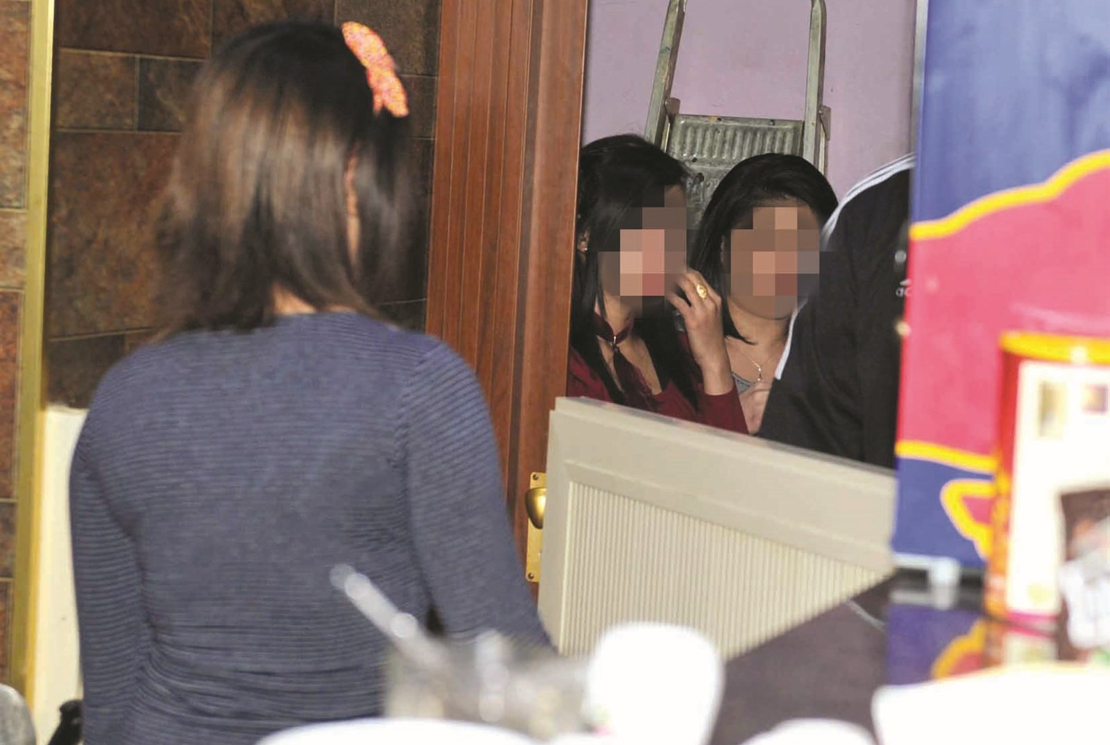 جميلات المقهى في قبضة المفتشين