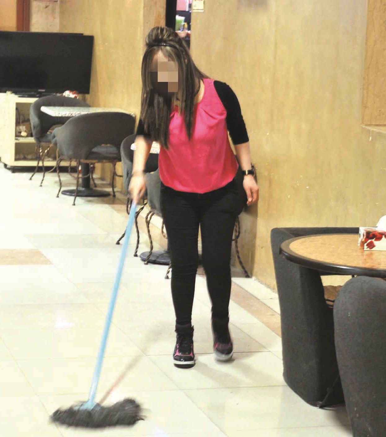 عاملة تقوم بالتنظيف