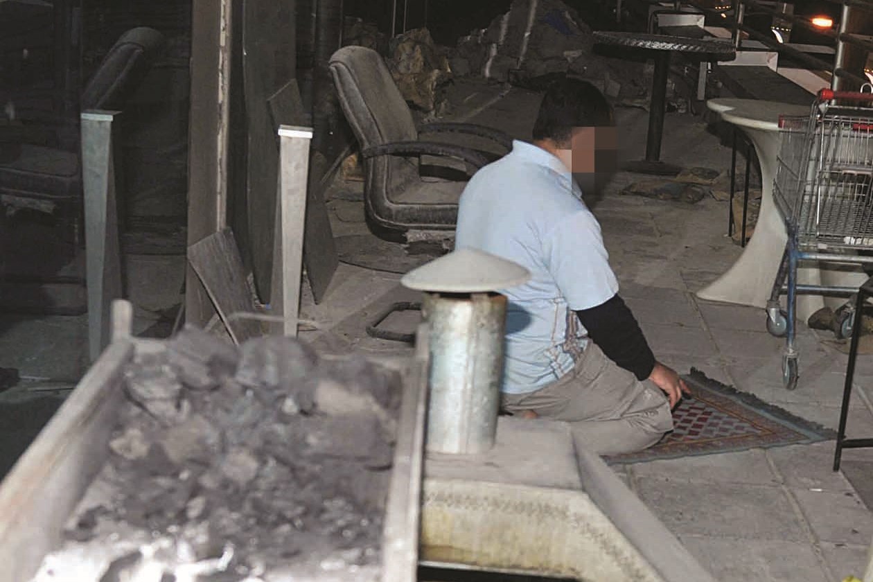 عامل يصلي على السطح