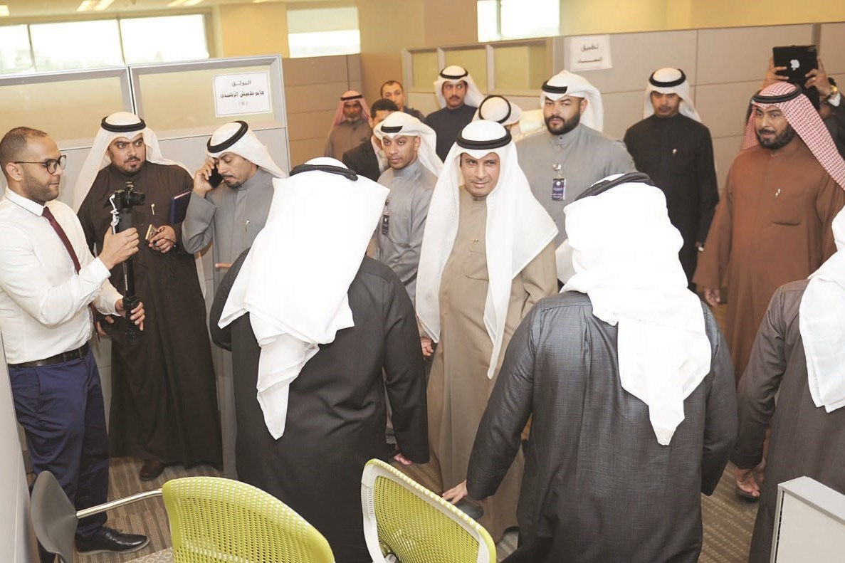 العزب يتفقد مكاتب الموظفين