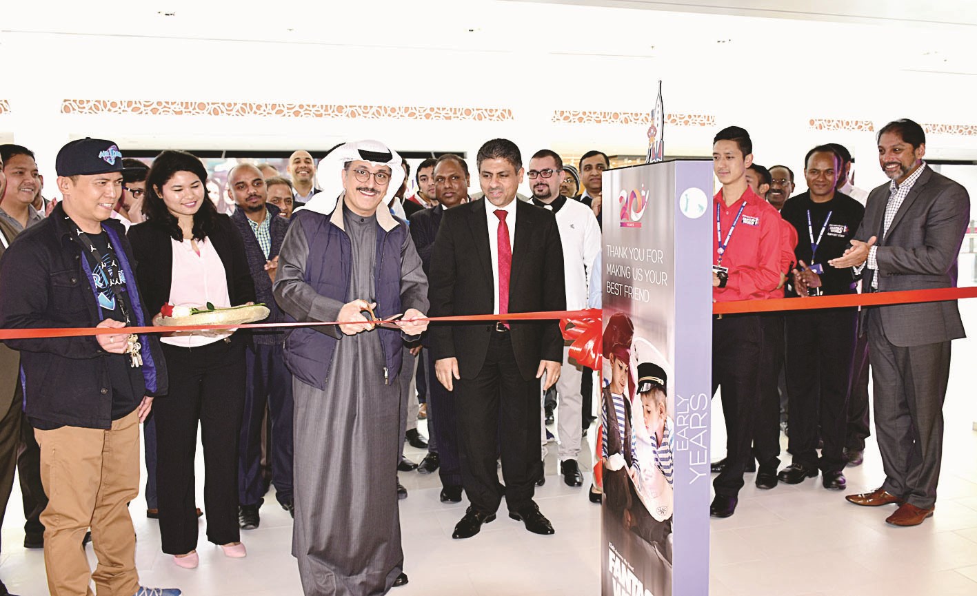 سليمان العدساني يقص شريط الافتتاح