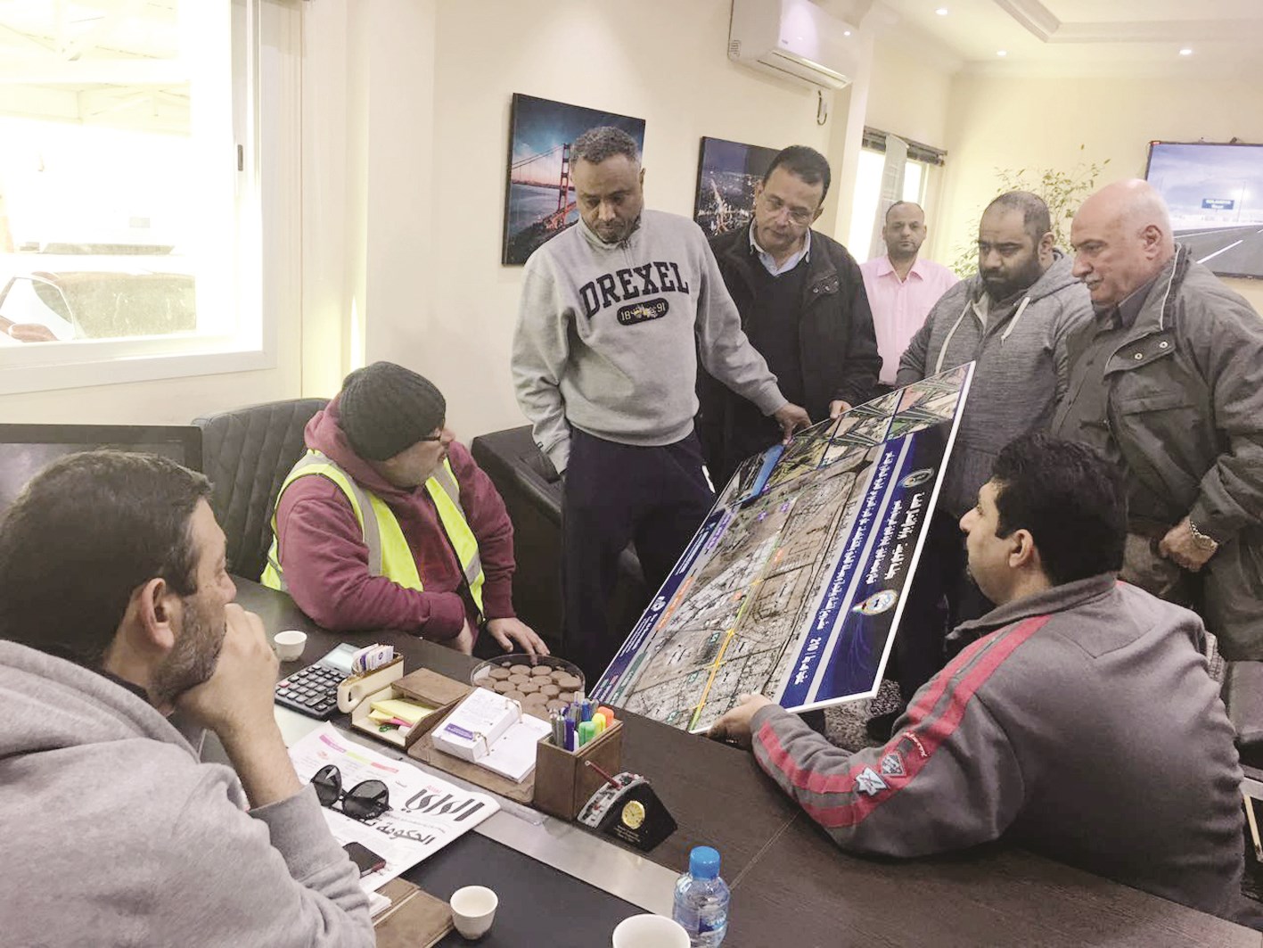 الحصان يستمع إلى عرض لتفاصيل المشروع