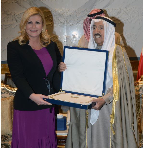 سمو الأمير ورئيسة كرواتيا يتبادلان الأوسمة 