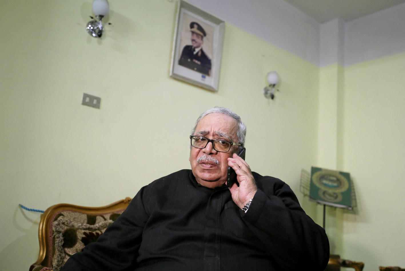 u0627u0644u0644u0648u0627u0621 u0645u062au0642u0627u0639u062f u0631u0636u0627 u0627u0644u062du0645u0627u062du0645u064a u0645u062au062du062fu062bu0627u064b u0645u0646 u0645u0646u0632u0644u0647 u0639u0644u0649 u0627u0644u0647u0627u062au0641 (u0631u0648u064au062au0631u0632)