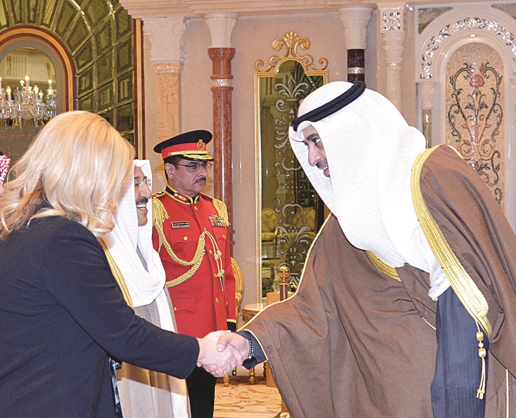 ... ومصافحة محمد العبدالله