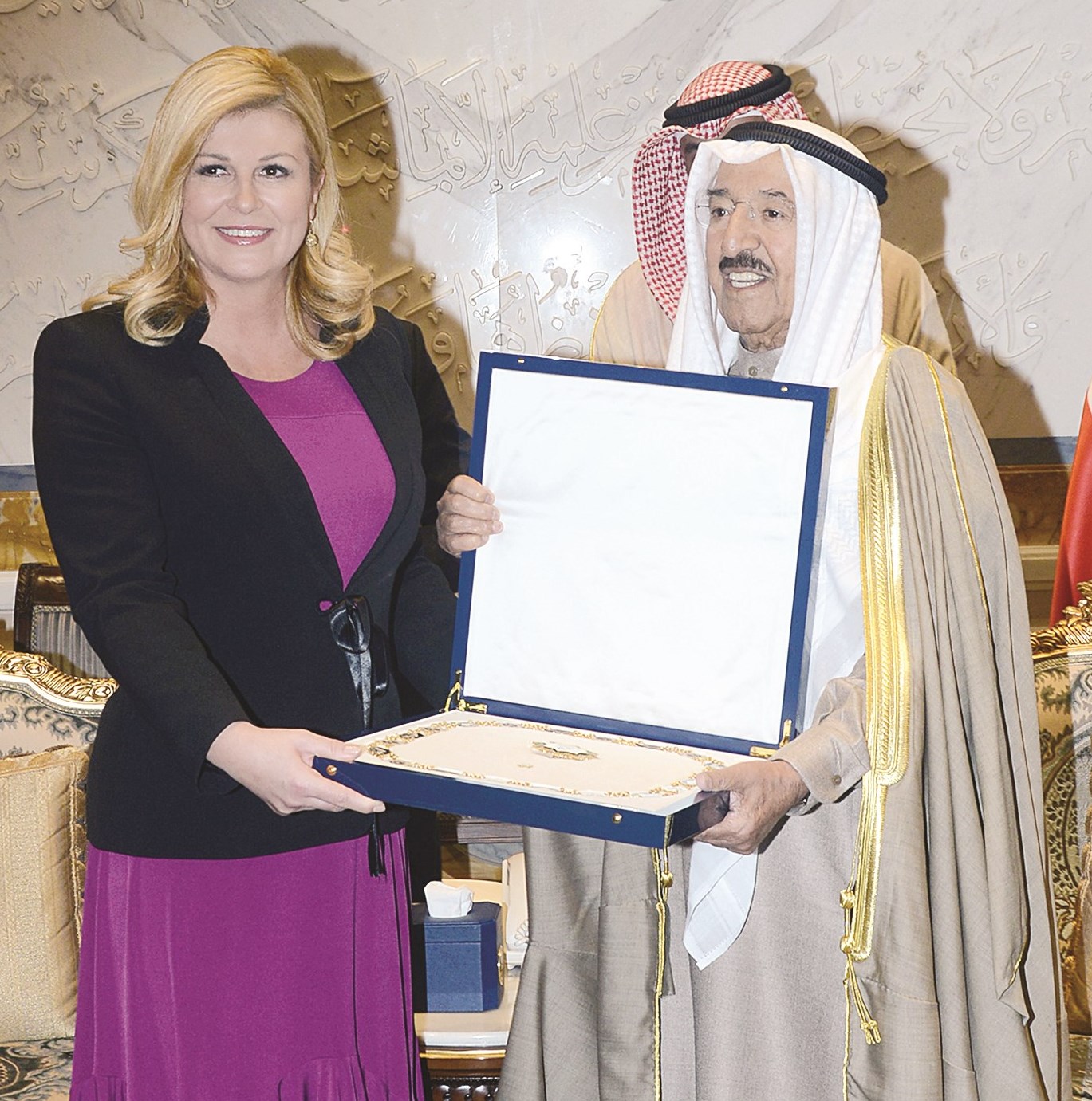 صاحب السمو يتبادل الأوسمة مع الرئيسة الكرواتية