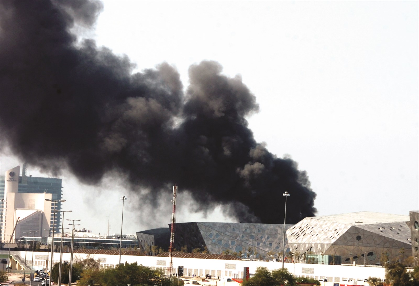 دخان كثيف غطى سماء العاصمة