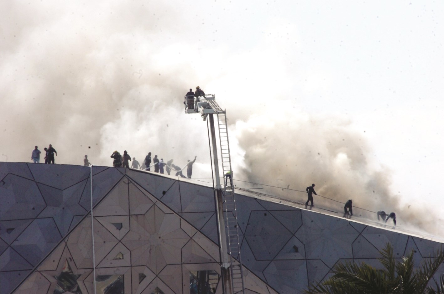 محاولة للسيطرة على الحريق من كل صوب