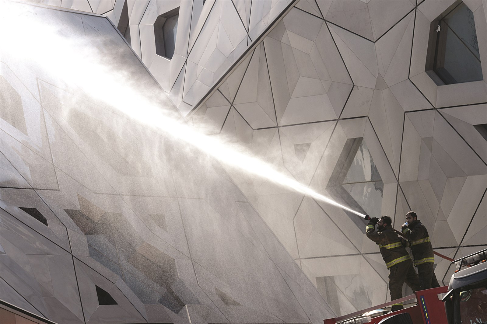 إطفائيان يكافحان النيران